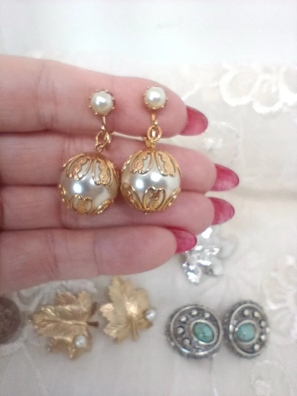 lot of Sarah Coventry Earrings Gold Tone Clip On's Whispering Leaf, Dangle Pearl - Picture 8 of 11